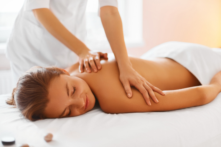 Comment faire un massage relaxant de tout le corps avec des lumières d’ambiance ?